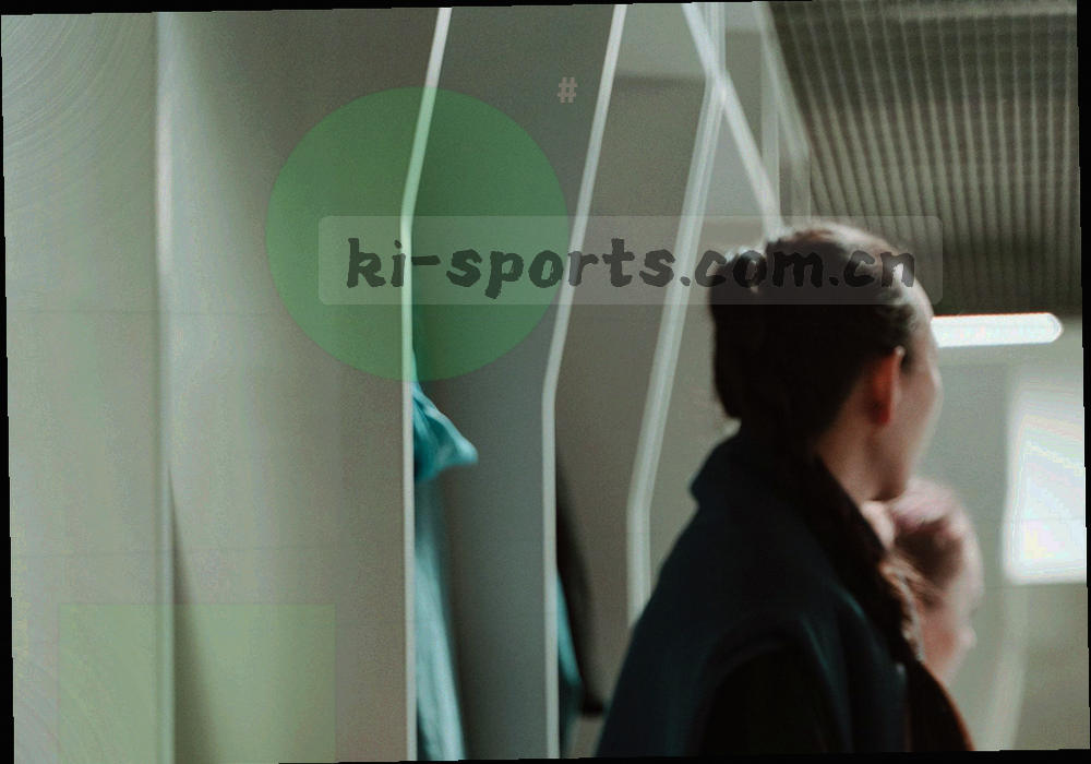 教练席战术笔记与平板设备并置，纸面网格与手写符号清晰可见